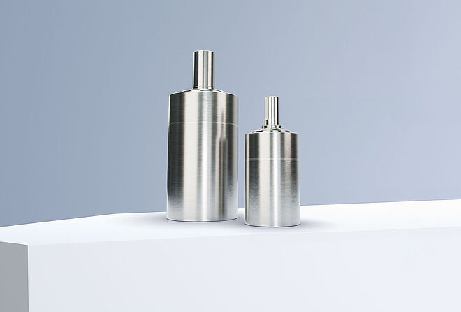 高性能齿轮箱22GPT LN和32GPT LN,以其超静音运行表现脱颖而出。- Slider FAULHABER GPT LN 系列的两个行星齿轮减速机排列在灰蓝色背景前的白色台阶上。
